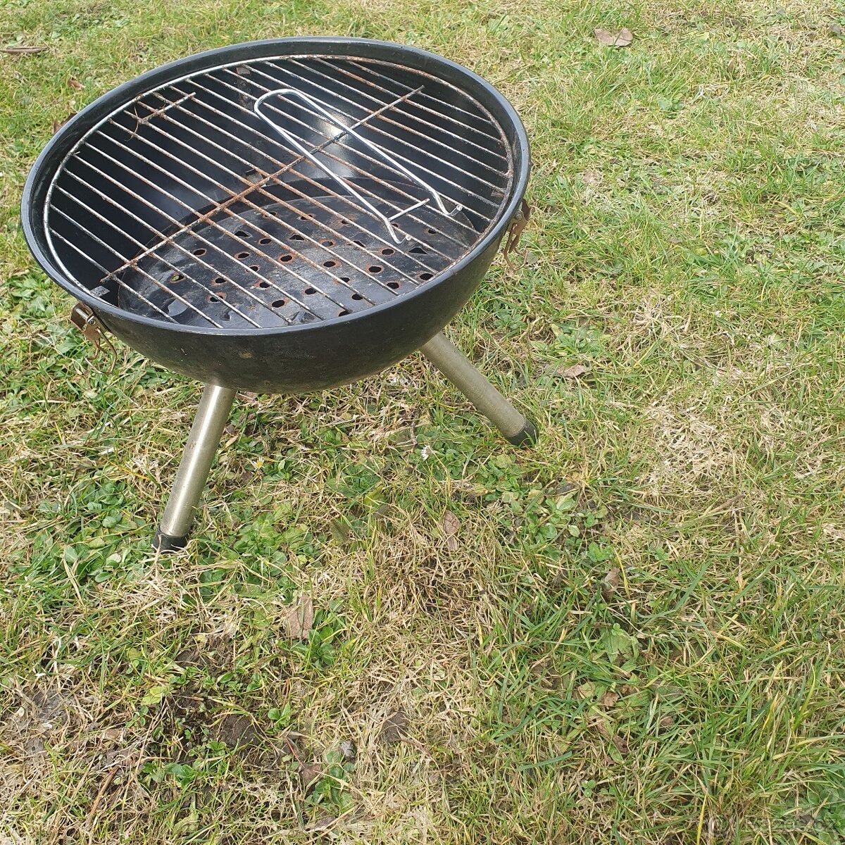 Prodám pěkný plechový zahradní gril - 2