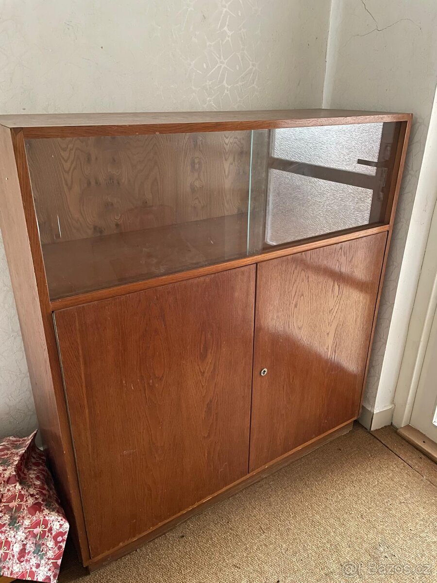 Komoda se sklem - 2