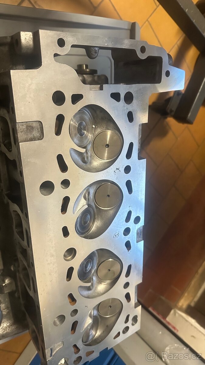 Ford Sierra 2,0 Dohc hlava motoru - 2