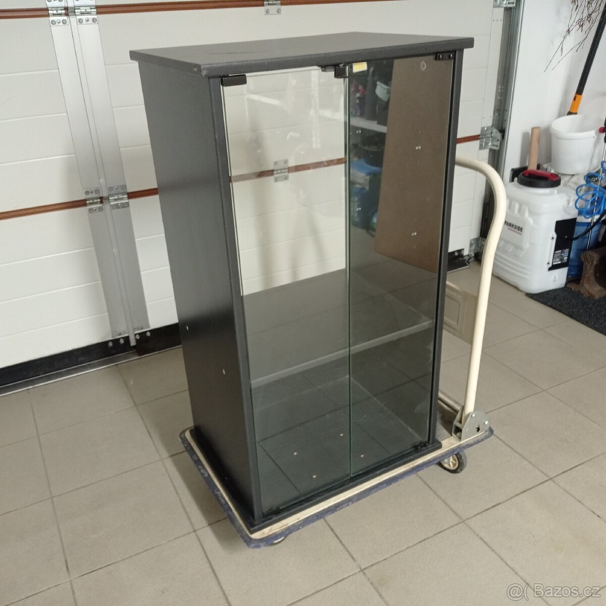 Prosklená skříňka - 2