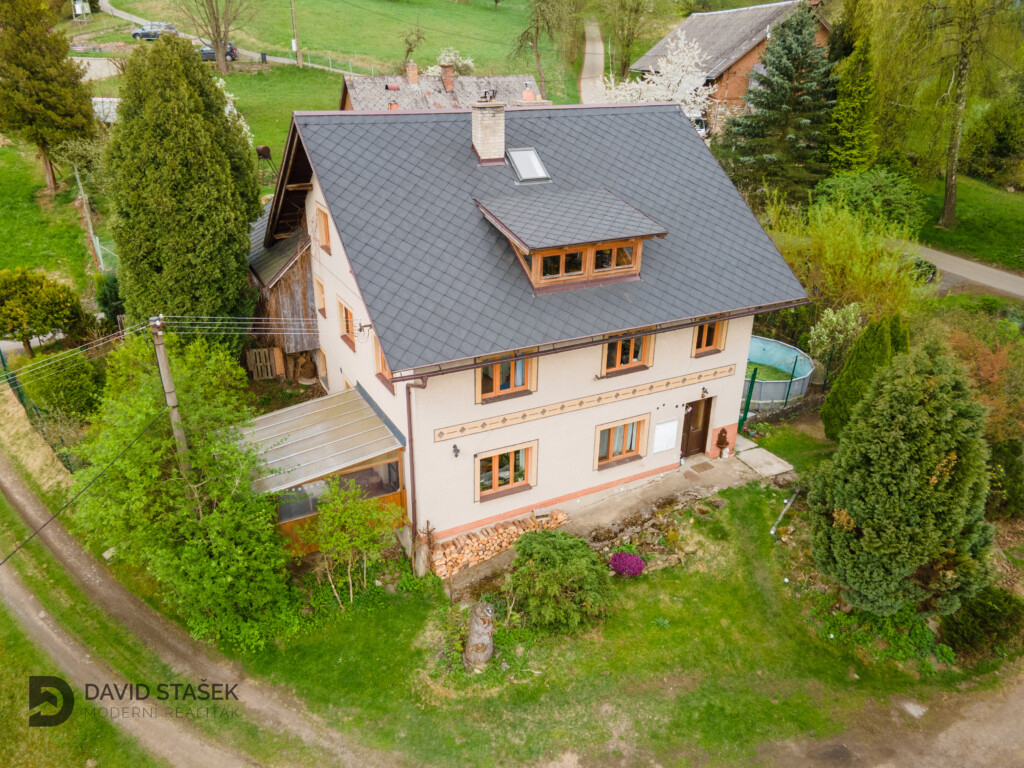 Prodej obrovského domu s různými způsoby využití hned nad Pa - 2