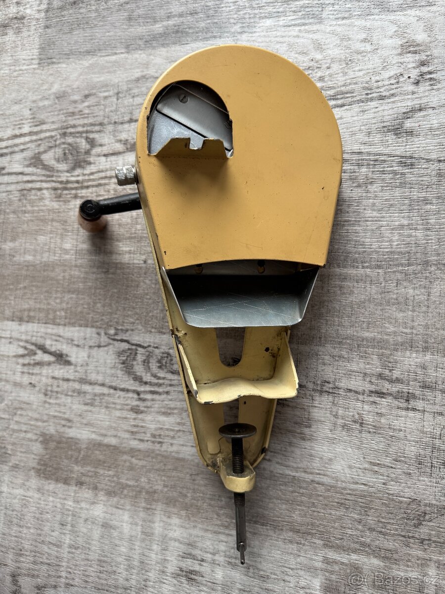 Stolní kruhadlo, kráječ - 2