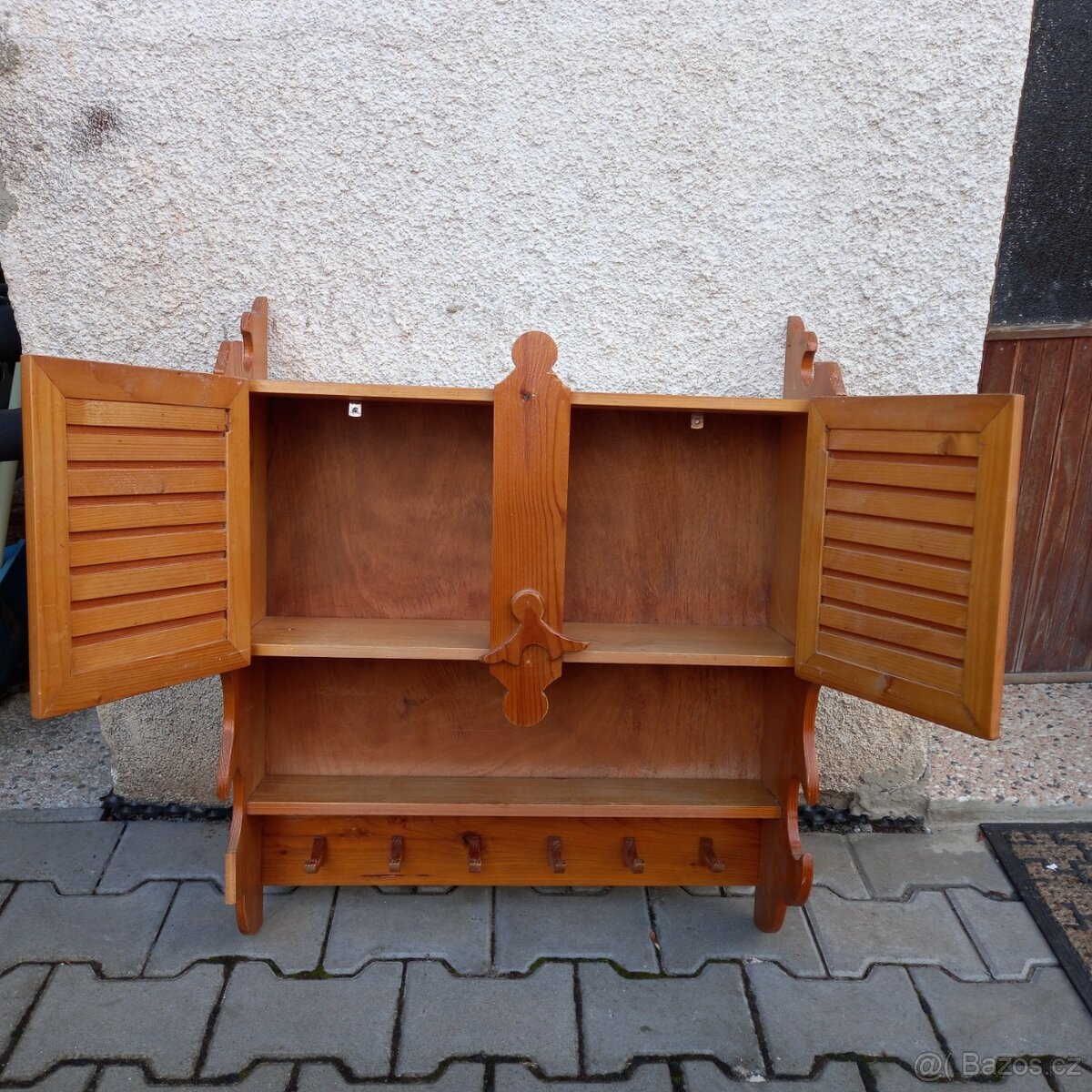Polička s dvěma skříňkama - 2