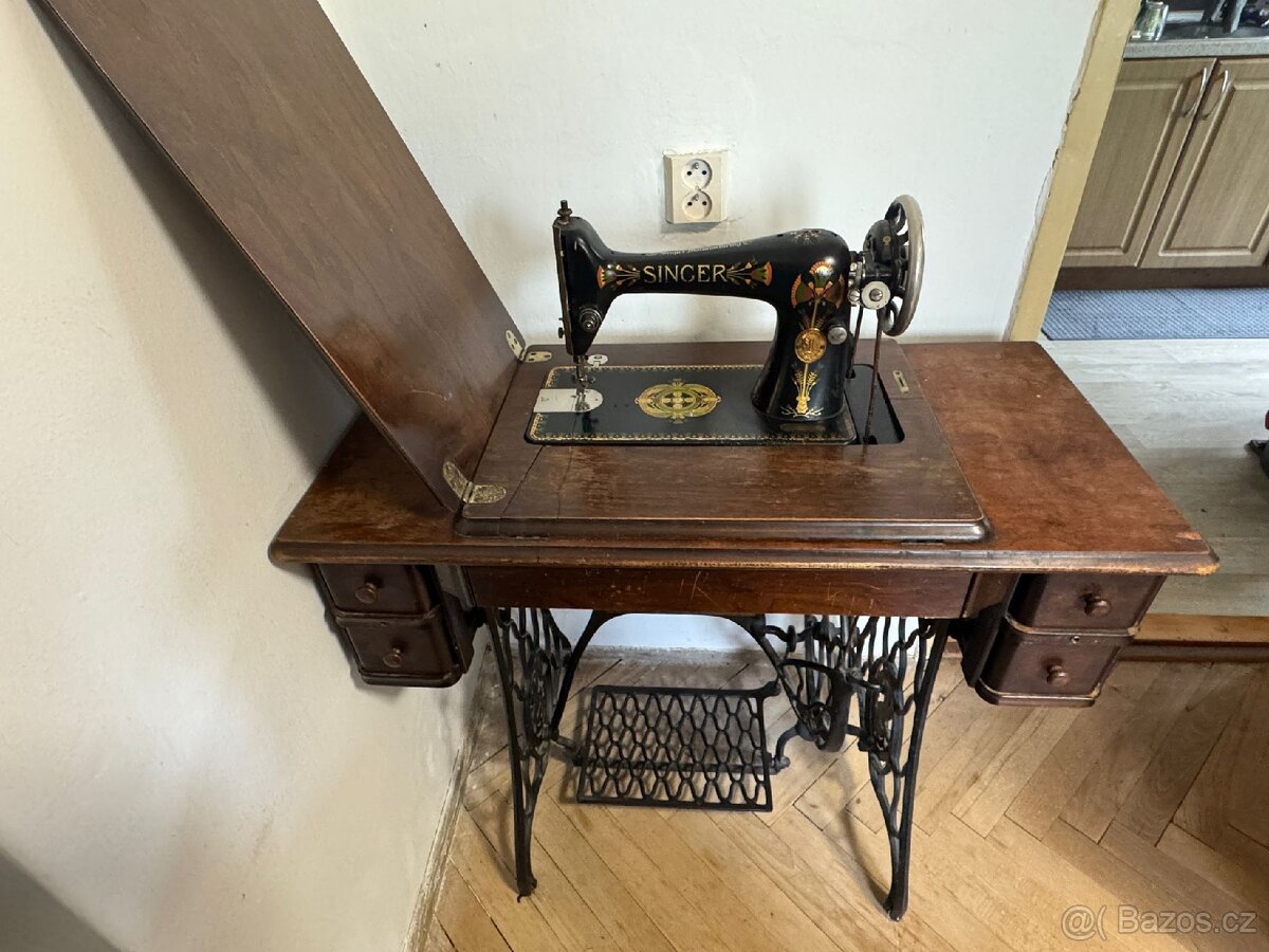 Šicí stroj Singer a kredenc - 2