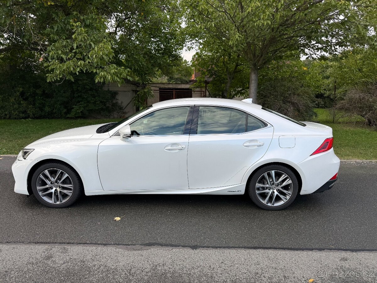 Lexus IS 300h - 2