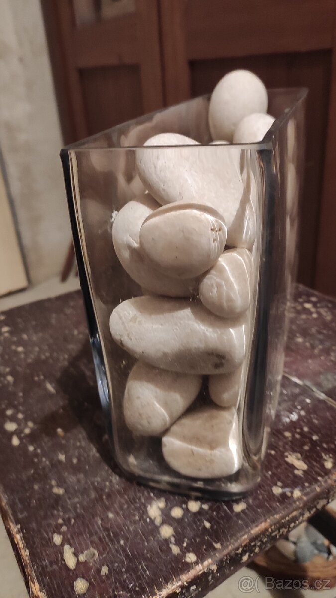 Skleněná dekorativní nádoba/váza - naplněná oblázky - 2