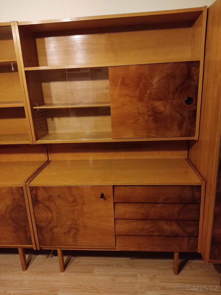 Set retro nábytku - skříň, vitrína, prádelník a stoly - 2