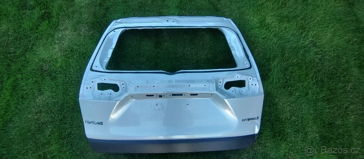 Toyota RAV4 V 2018 - zadni kapota kufr dvere - 2
