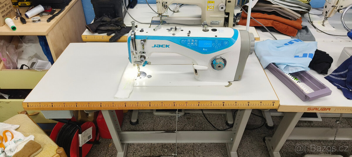 Průmyslový automatický šicí stroj Jack A4s - 2