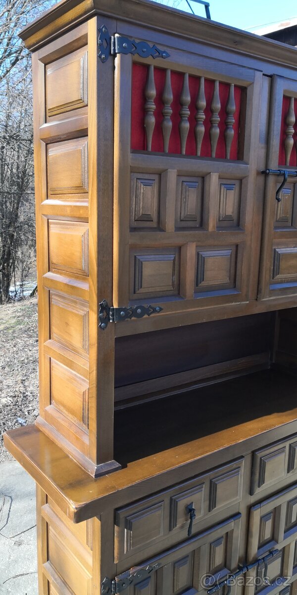 Masivní příborník - 2