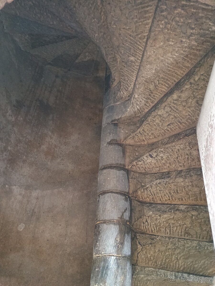 Zámecké opukové točité schodiště - 2