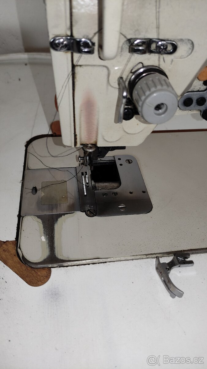Šicí stroj s ořezem - 2