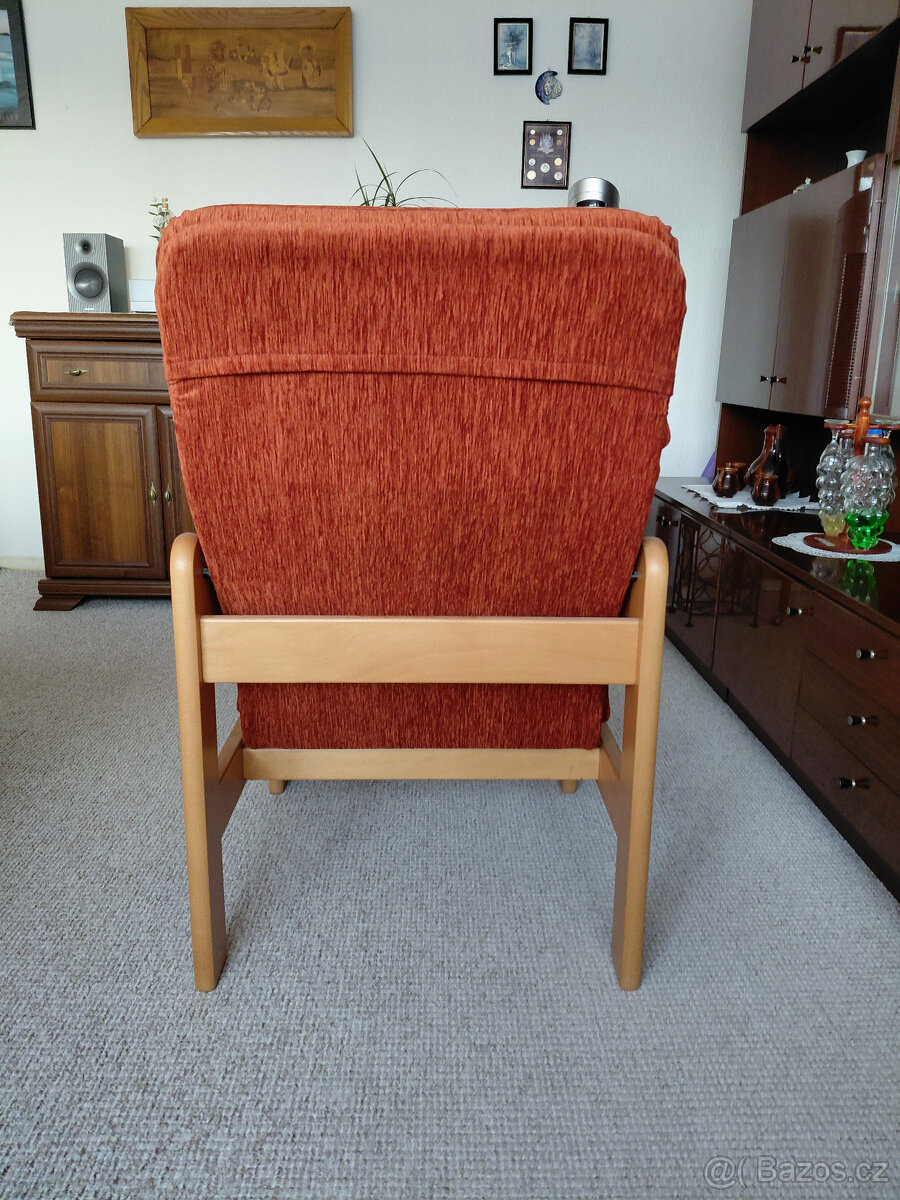 Dřevěné čalouněné křeslo - 2