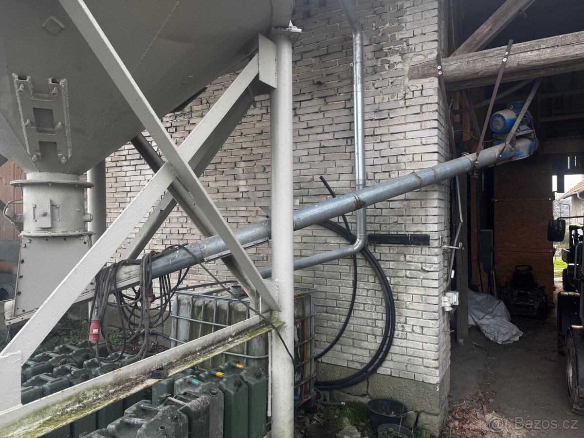 zásobník na krmivo (cca 8–12 m³) - 2