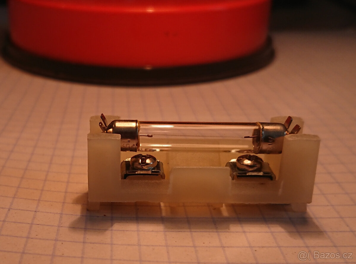 Žárovky 15V 3W (při 12V svítí taky pěkně) v objímkách - 2