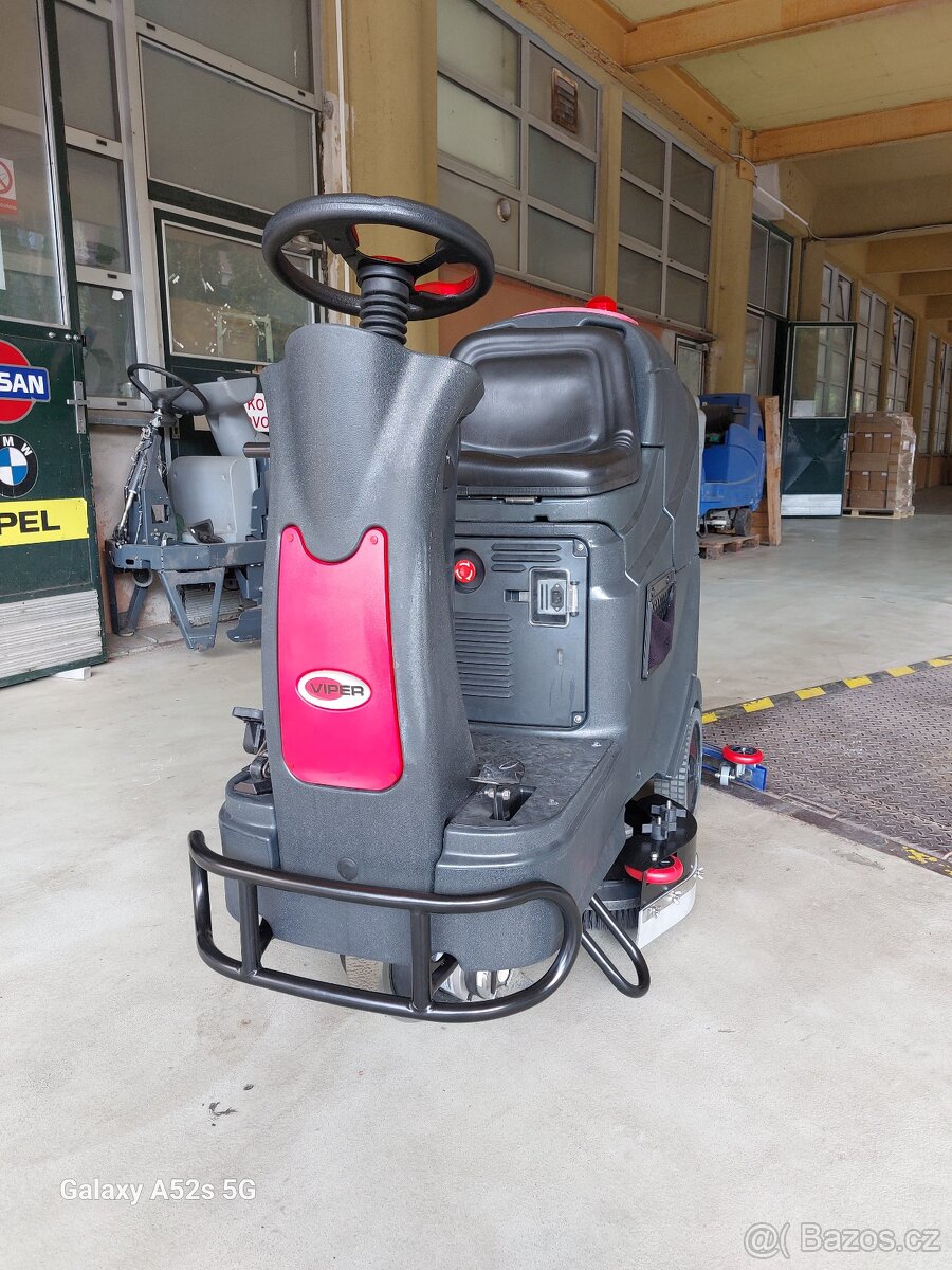 Podlahový mycí stroj Nilfisk Viper AS 710R se sedící obsluho - 2