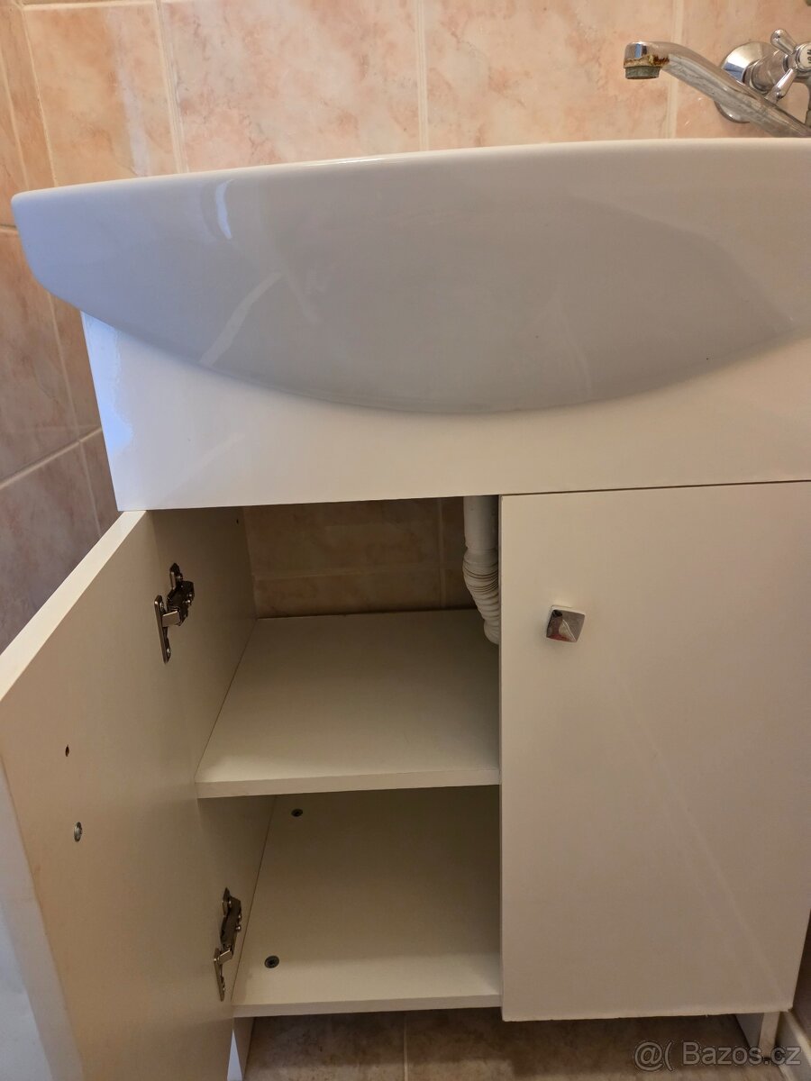 Koupelnová skříňka s umyvadlem - 2