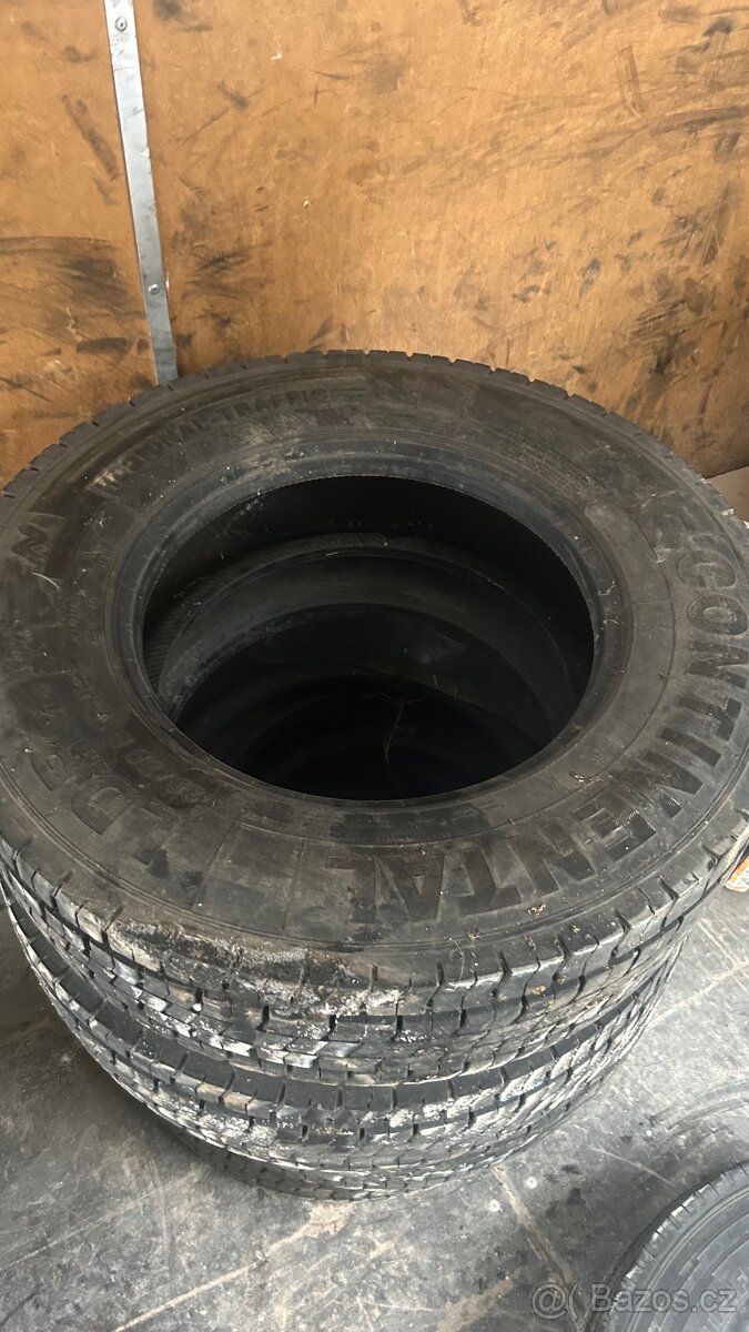 Pneu 225 75 R 17,5 - 2