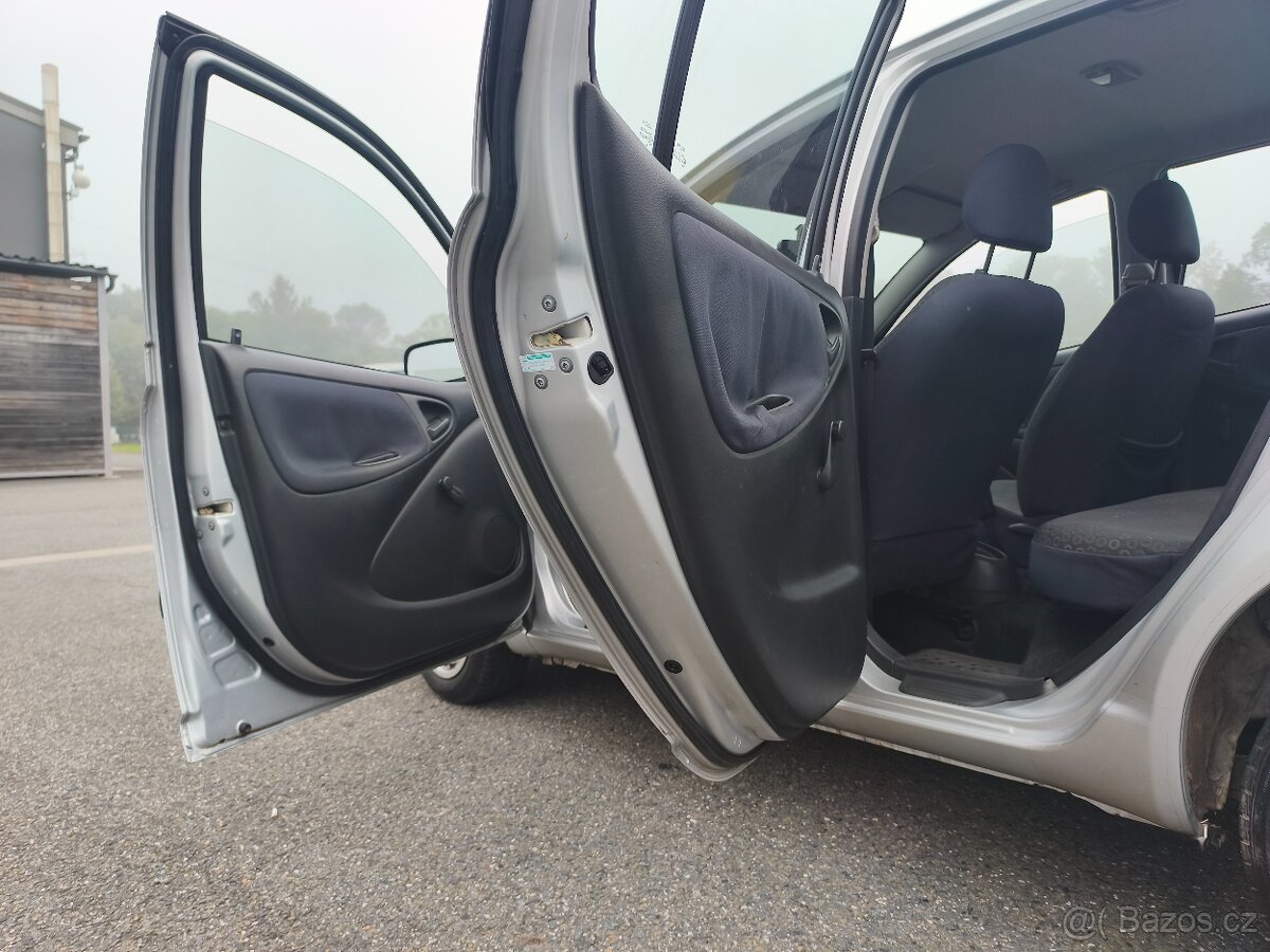yaris 1.0 top stav - 2
