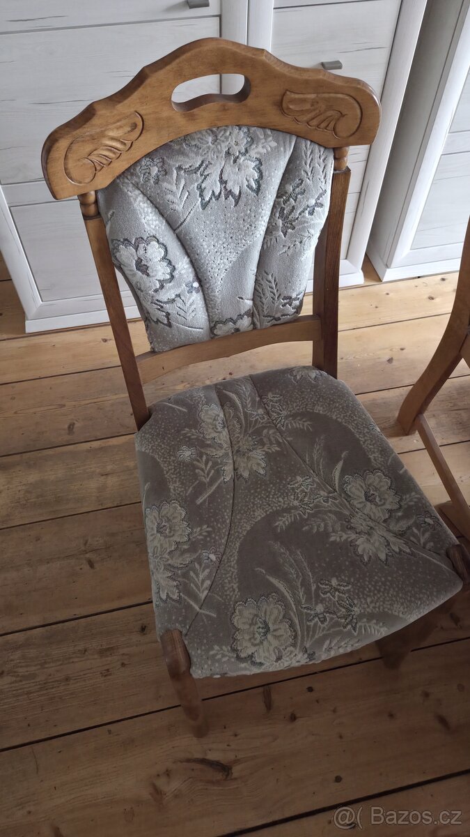 Dřevěný rozkládací stůl, 6 židlí. - 2