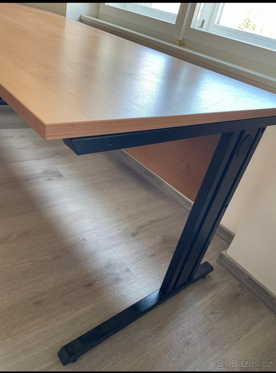 KANCELÁŘSKÝ PRACOVNÍ STŮL - 2