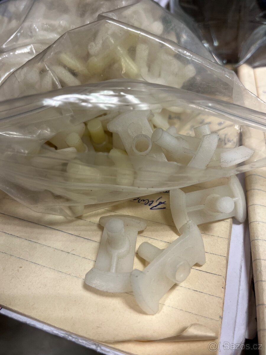 Fiat 850, 125 úchyty prahových lišt - 2