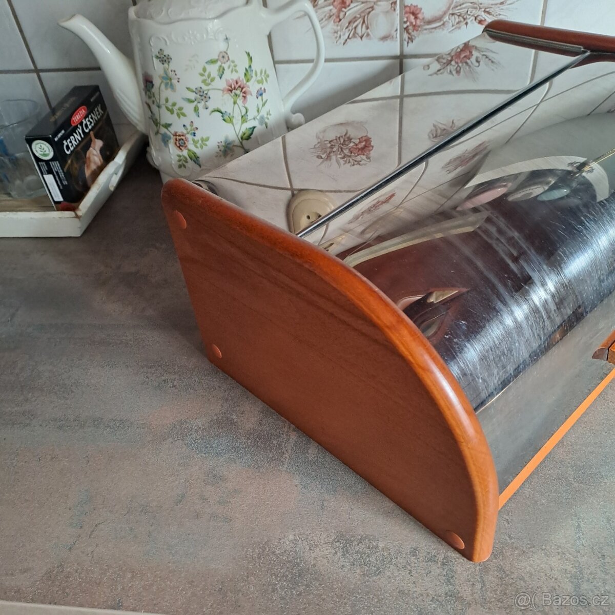 Chlebovka a stojan na noviny - 2