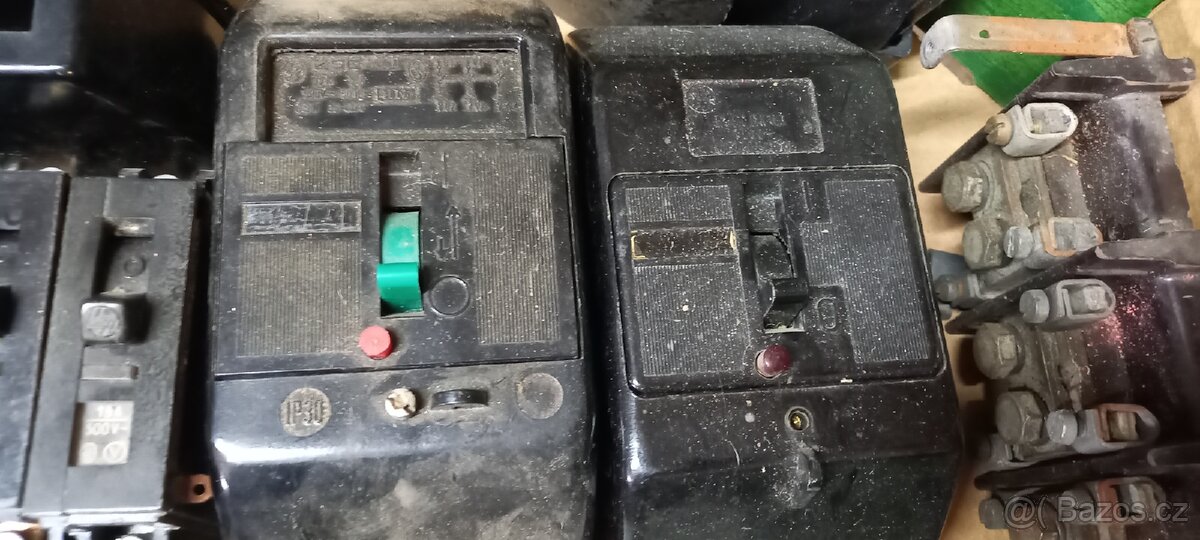 Staré jističe, nulové můstky, vypínače, zásuvky - 2