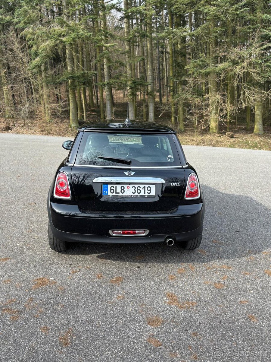 Mini Cooper 1.6 benzín, rok 2011 top stav, krásná historie - 2