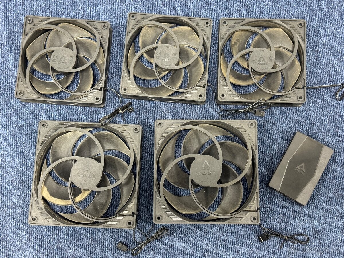 5x Arctic P12 + P14 ventilátory + Arctic Case Fan Hub - 2