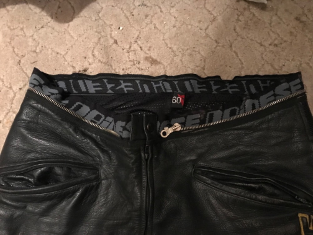 Kožené připínací kalhoty ke kombinéze, zn. Dainese - 2