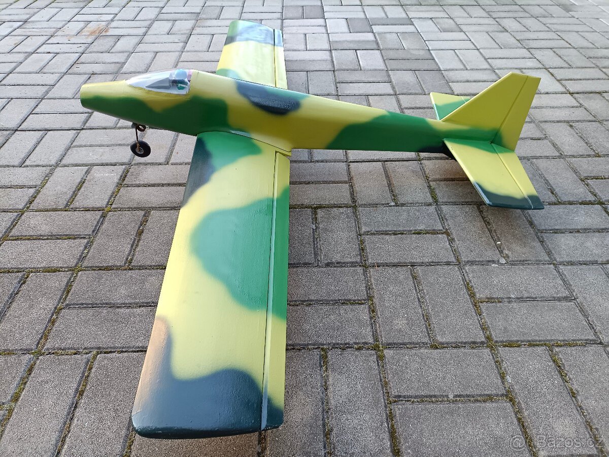 Starší rozdělané letadlo cca stíhačka bez motoru nové balza - 2