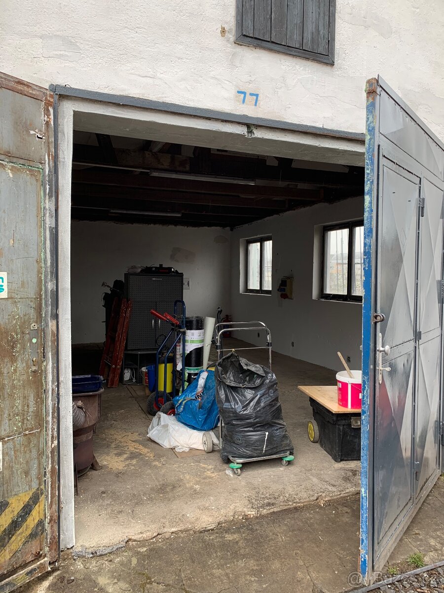 Pronájem prostorné garáže s el. a vodou - Praha 9 - 2