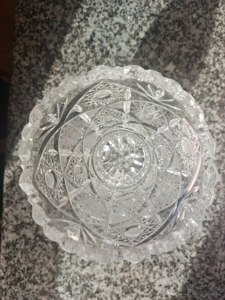 Broušená křišťálová váza na třech nožkách - 2