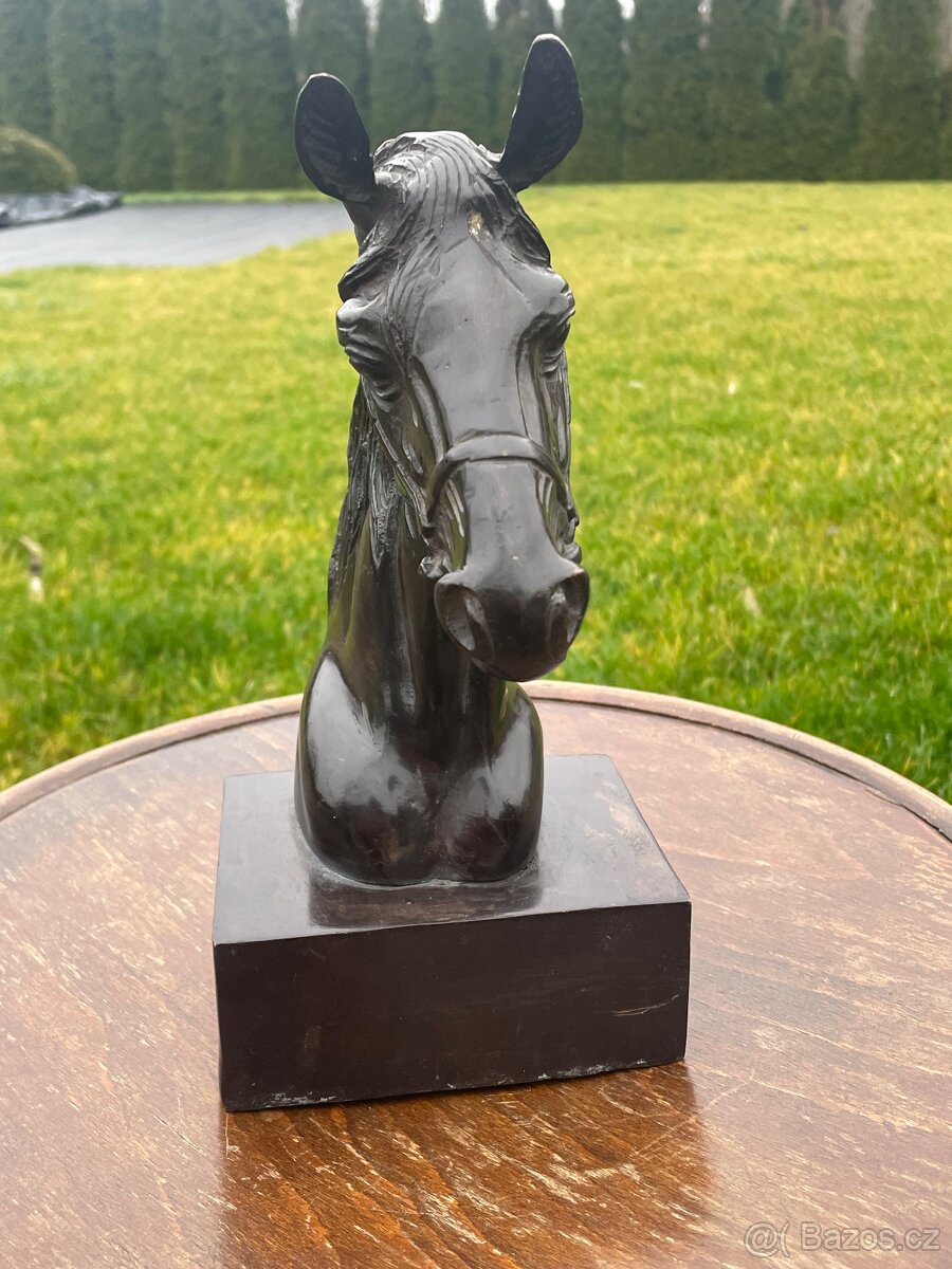 stará bronzová socha kôň - 2