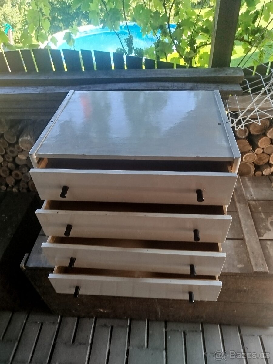 Zásuvková skříňka - 2