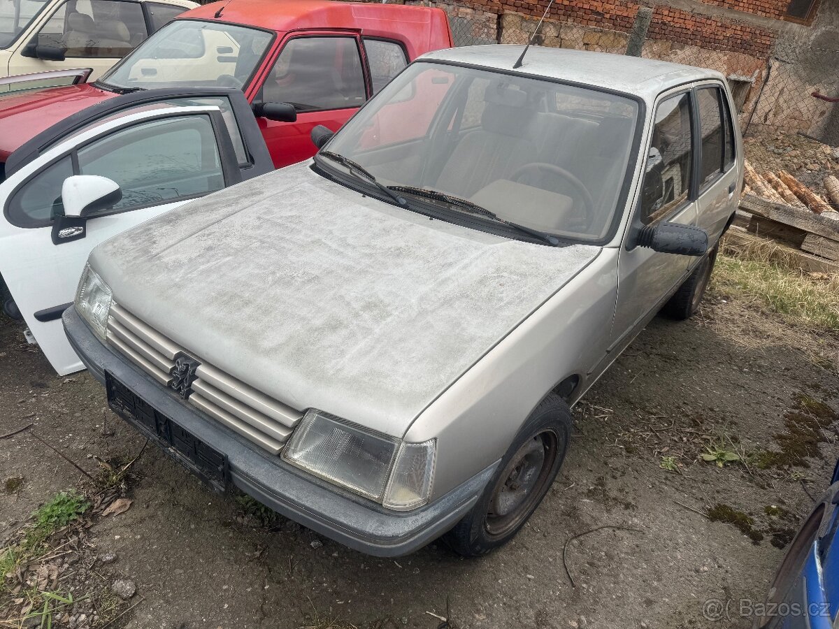 Díly z vozu Peugeot 205 automatik - 2