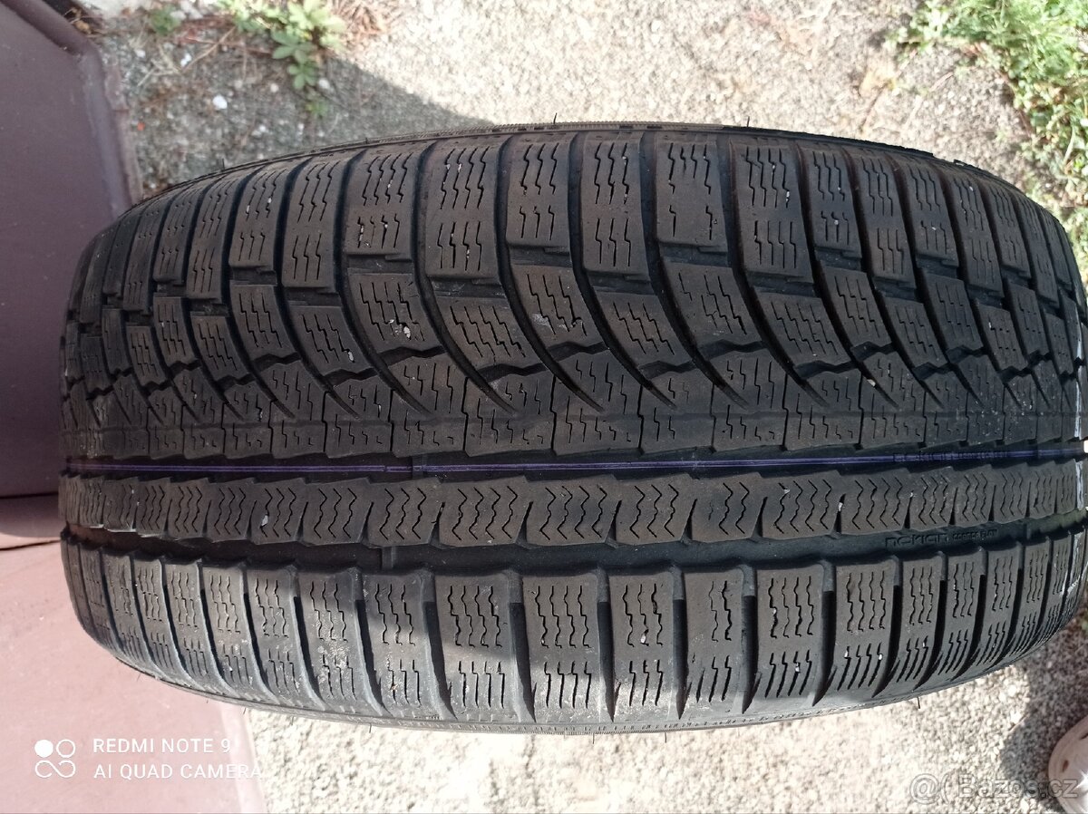 Prodám zimní pneu Nokian 235 x 45 R18 98V XL - 2