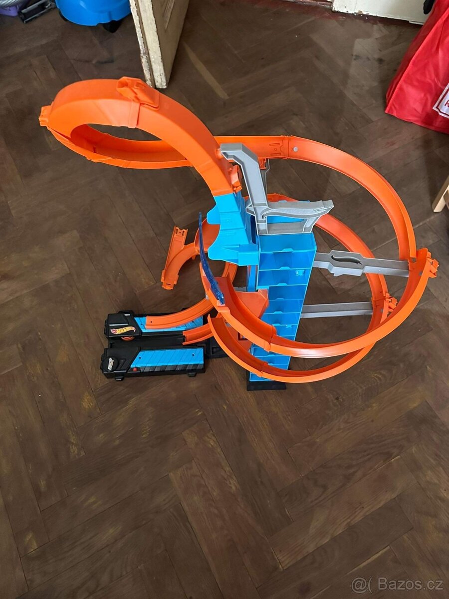 Hot Wheels Padajícíc věž+3 autíčka - 2