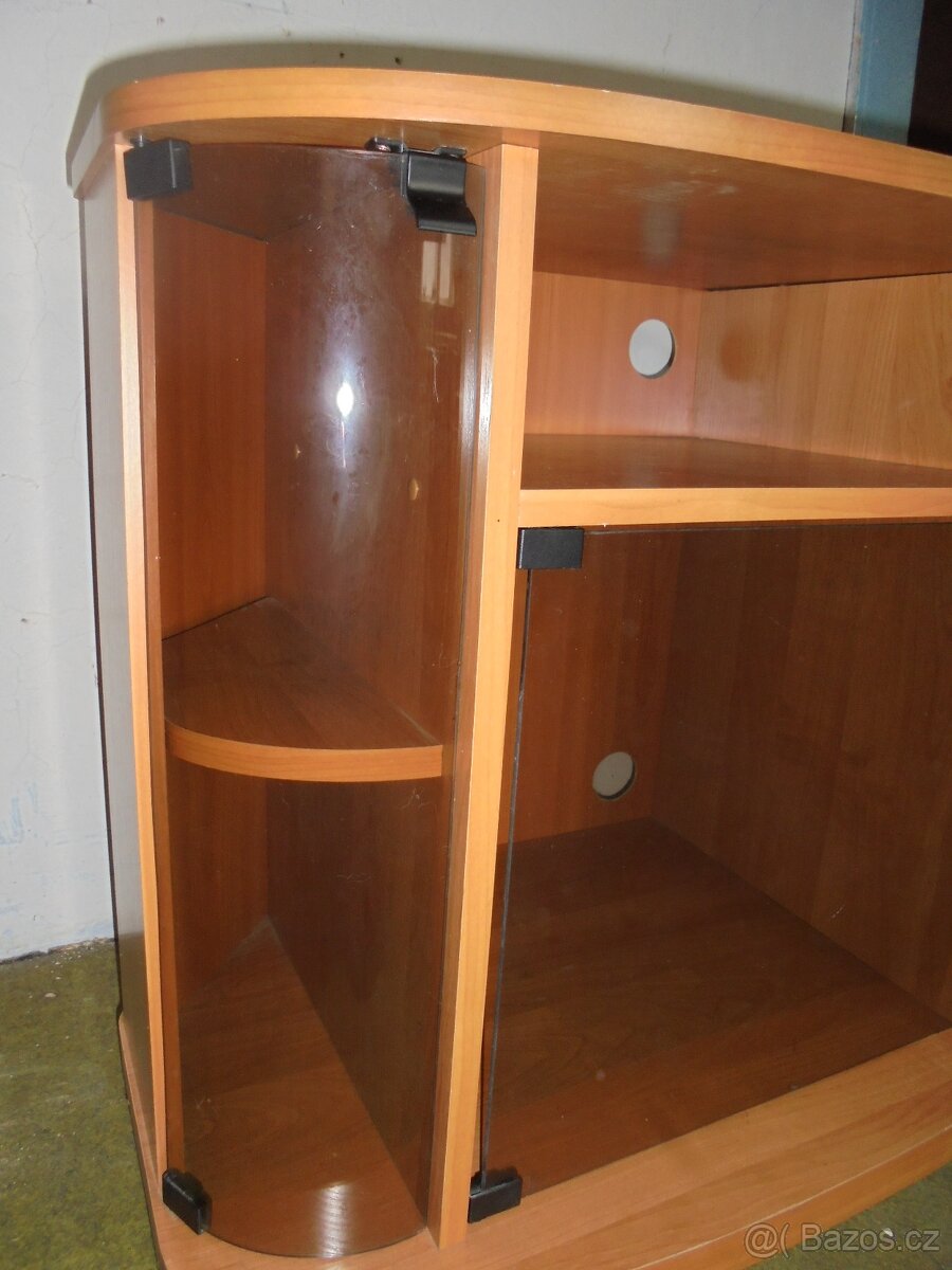 komoda prosklenná - 2