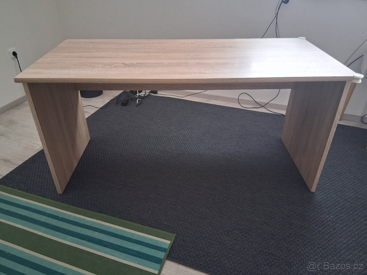 Nekomplikovaný psací stůl - 2