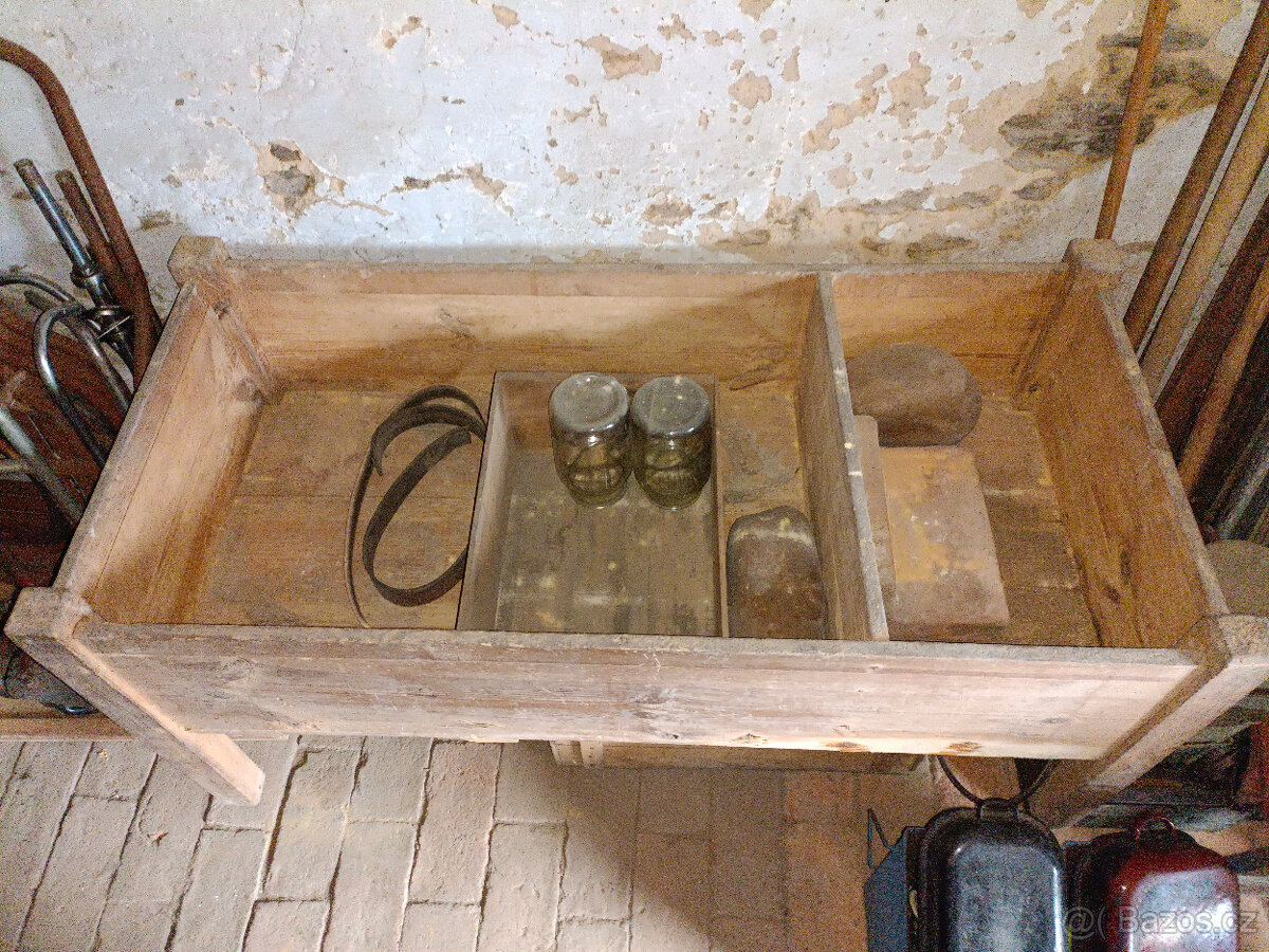 staré kuchyňské dřevěné moučnice truhly uhlák nůše síto aj. - 2