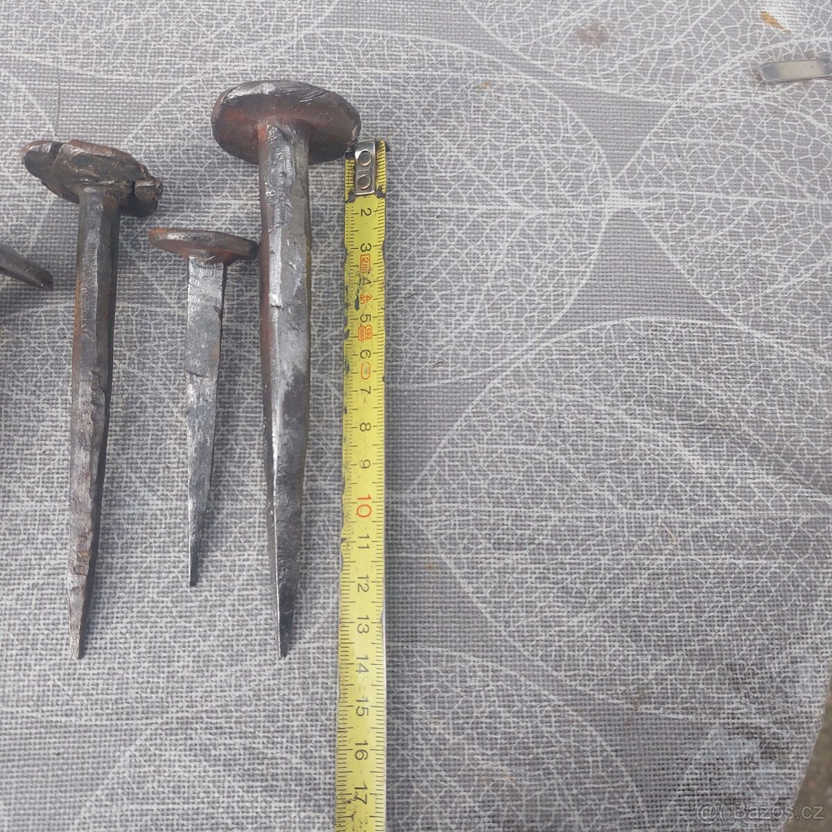 Staré kované hřeby a skoby. - 2