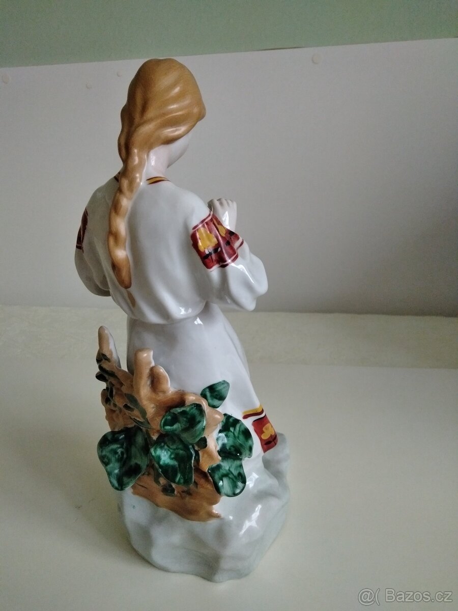 Soška dívky s kopretinou - 2