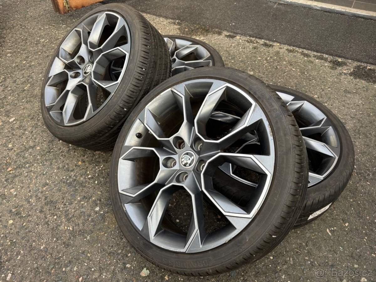 Sada ALU kol Škoda Octavia RS - XTREME R19" s letními pneu - 2
