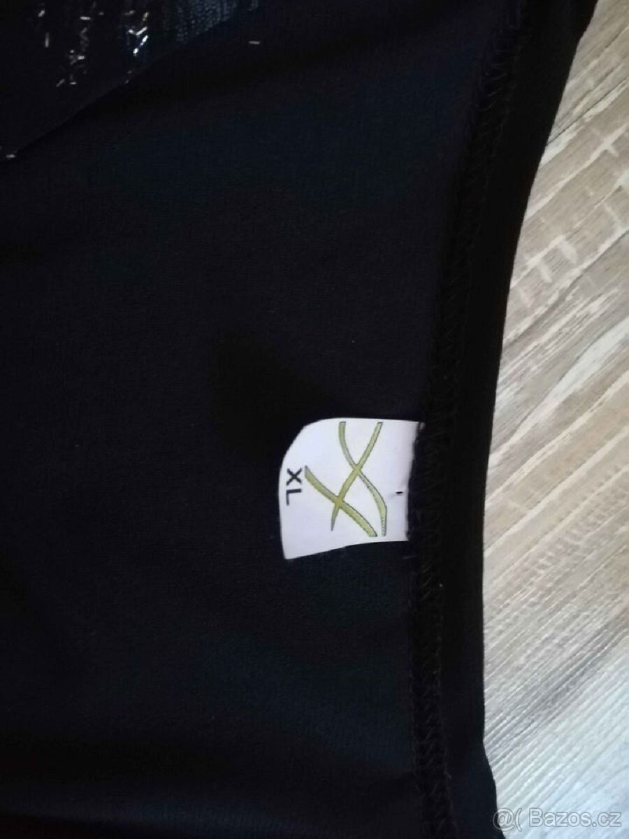 Halenka černá s květy - 2