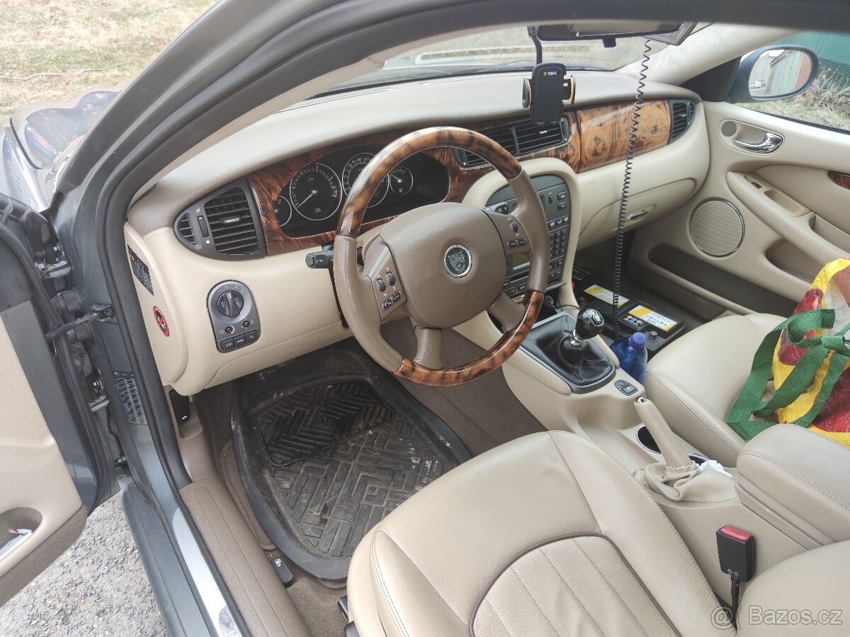 Jaguar X-Type 2.2D kůže dřevo AUX vstup audio - 2