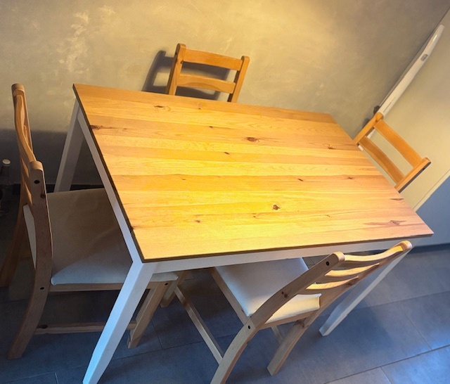 Dřevěný stůl a 4 židle - 2