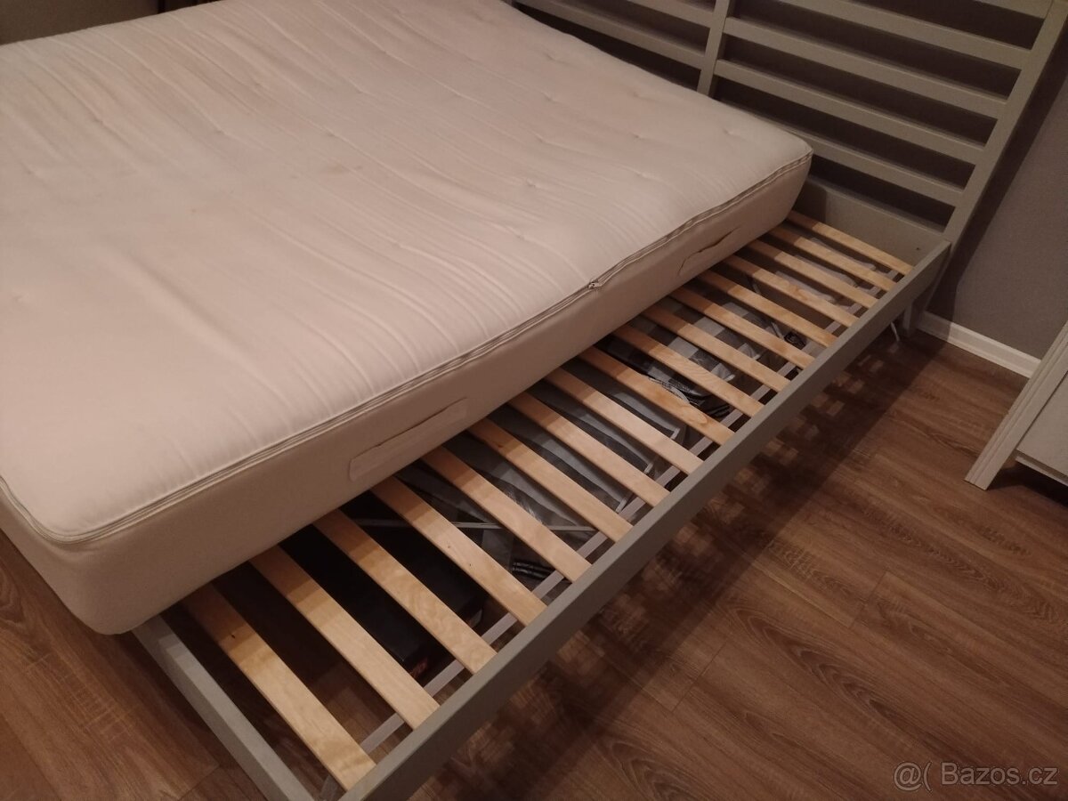 Dřevěná postel včetně roštů a matrace - 2