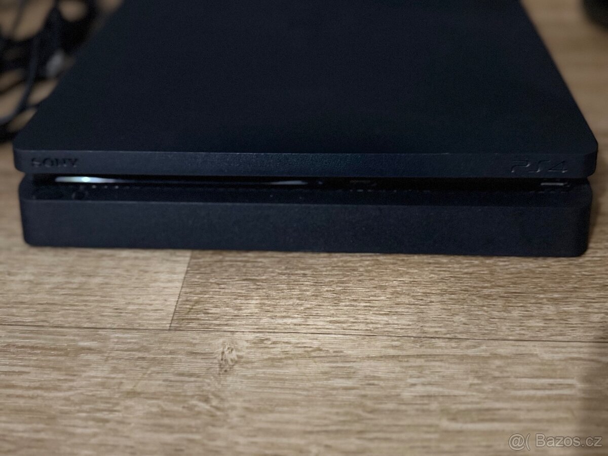 PlayStation 4 slim - 2